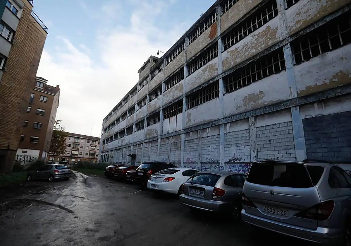 Antigua nave de Flex, en el barrio de La Calzada.