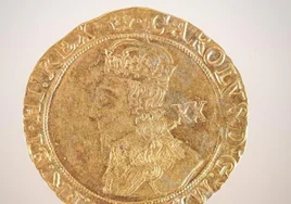 Una de las monedas encontradas bajo el suelo de la cocina de Betty y Robert Fooks.