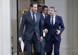 El ministro Óscar Puente, seguido por el secretario de Estado, José Antonio Santanto, antes de comparecer hoy.