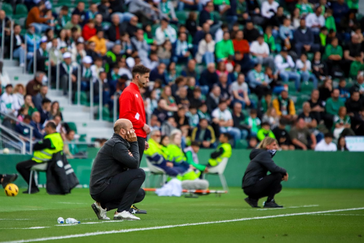 Miguel Ángel Ramírez observa con atención el juego de los suyos en el Martínez Valero.