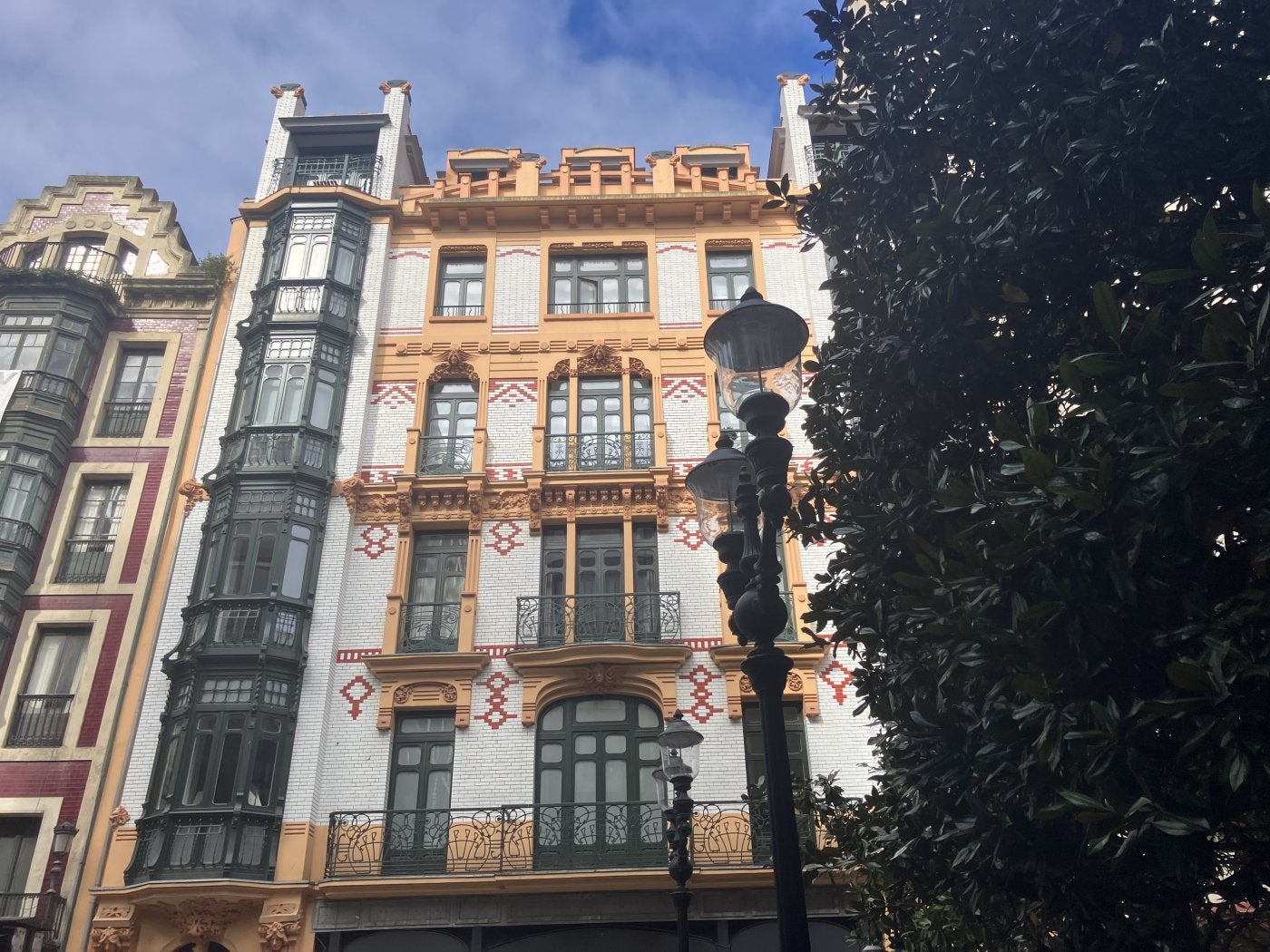 El edificio Tívoli de Corrida. Destinado en su totalidad a alquiler permanente, tiene un único piso disponible de 15. Es un primero exterior de 85 metros cuadrados y dos habitaciones por el que piden una renta de 1.175 euros al mes.