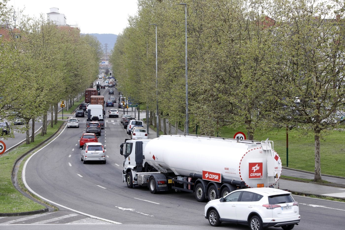 Varios camiones, entre ellos uno con mercancías peligrosas, circulando por Príncipe de Asturias.