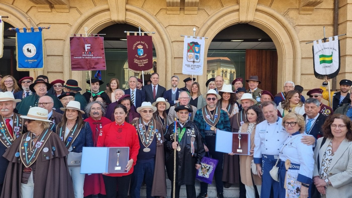 Familia. Representantes institucionales, homenajeados y miembros de una veintena de cofradías.