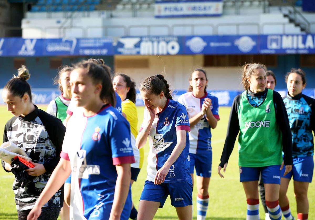 Las jugadoras, cabizbajas al final del choque.