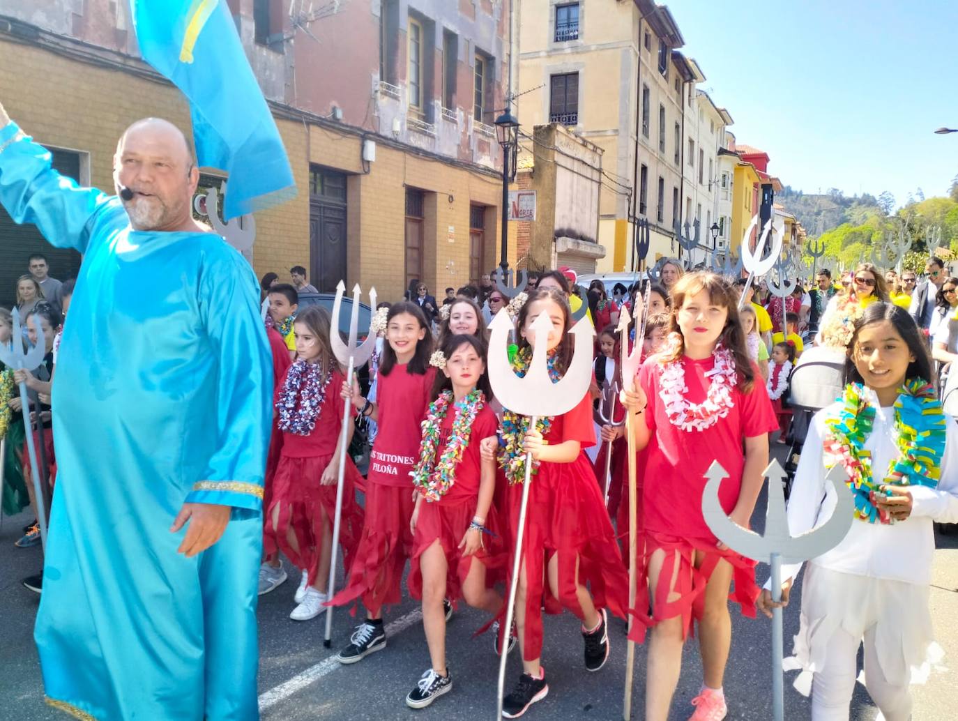 Ambiente festivo en el desfile del Descenso del Piloña