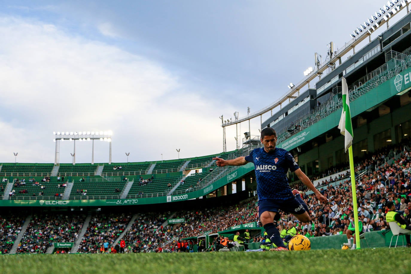 Las imágenes que deja el partido entre el Elche y el Sporting de Gijón