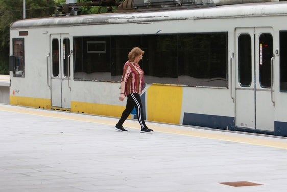 Un tren de la antigua Feve, en la estación de El Entrego.