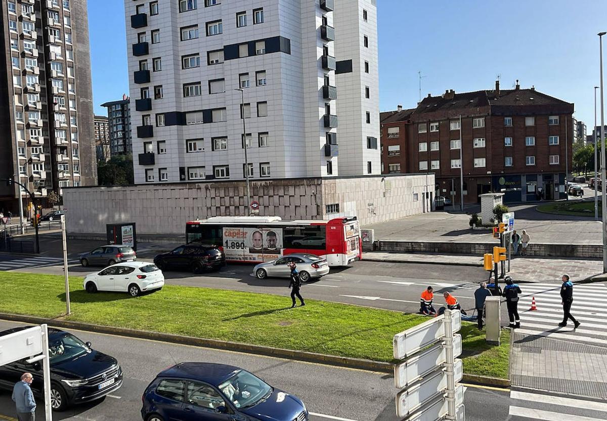 Herido en Gijón tras ser atropellado en un paso de peatones en la avenida de Carlos Marx