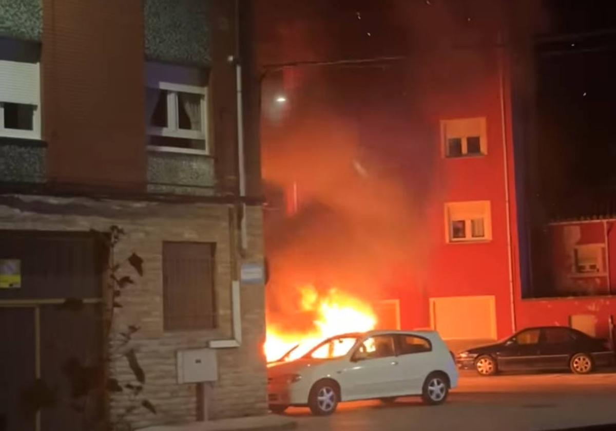 Dos coches calcinados de madrugada en el centro de Ciaño