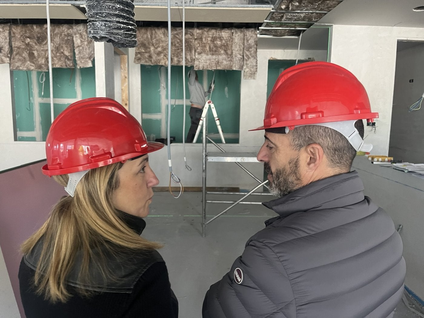 Lydia Espina y Ángel García, ‘Cepi’, en las obras de la escuelina Los Polesinos, ayer.