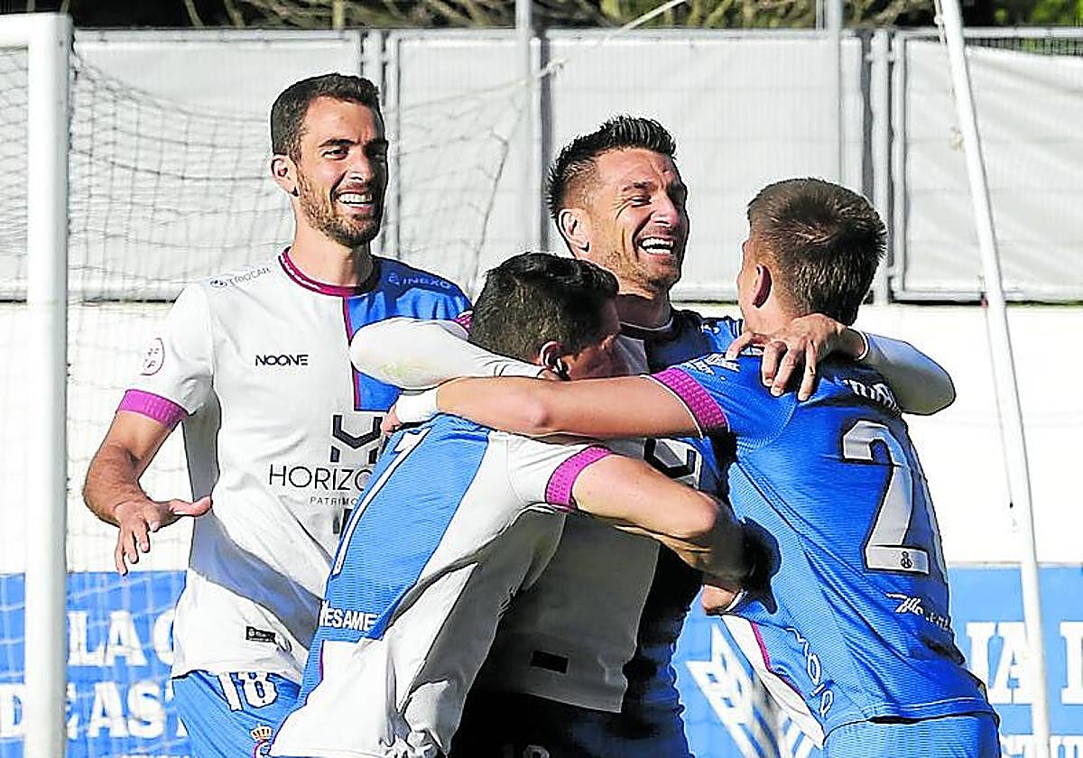 Natalio celebra uno de sus dos goles al Covadonga.