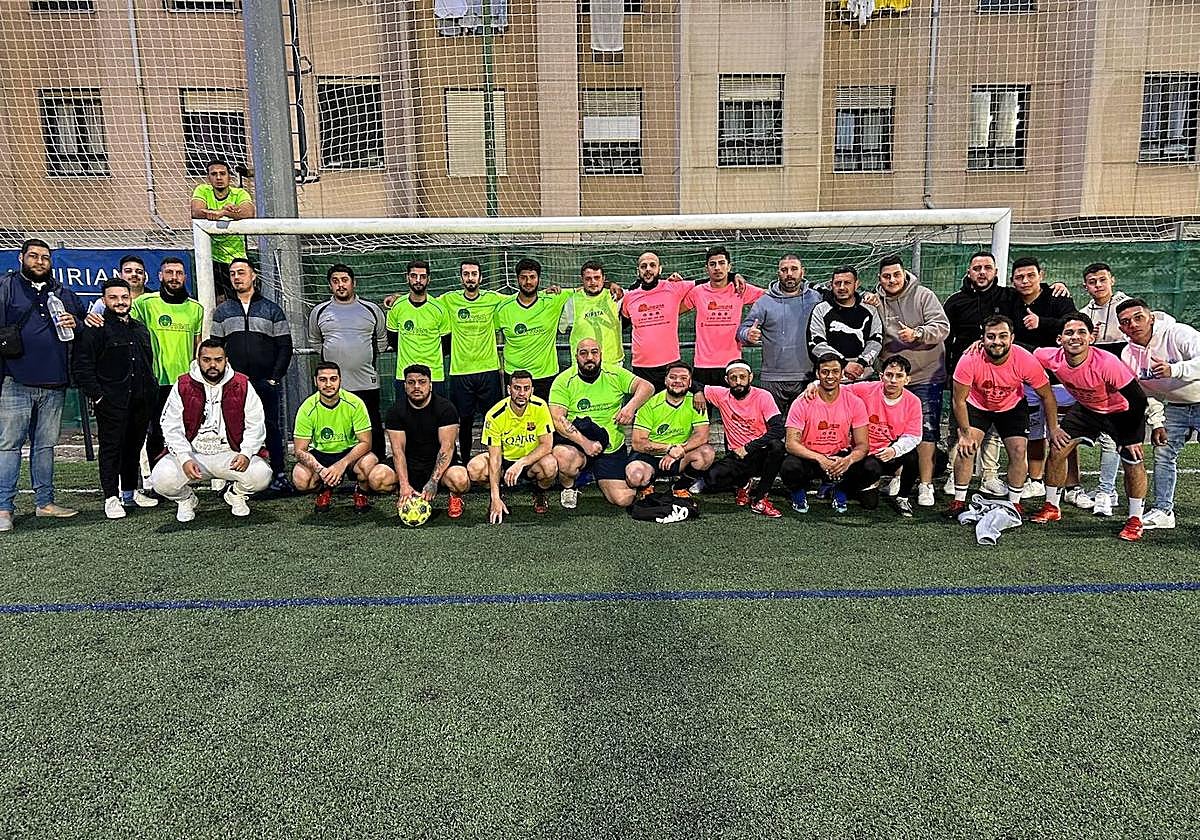 Jugadores de la Asociación Unga y Mudanzas Manzano posan con familiares y amigos tras el derbi del sábado en Raíces.