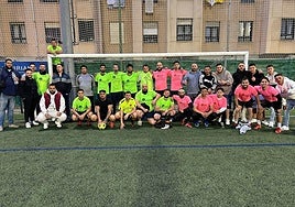 Jugadores de la Asociación Unga y Mudanzas Manzano posan con familiares y amigos tras el derbi del sábado en Raíces.