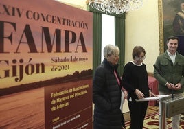 Dolores San Martín, presidenta de la Federación de Asociaciones de Mayores del Principado de Asturias (FAMPA); la Alcaldesa, Carmen Moriyón, y el concejal de Relaciones Institucionales, Jorge González-Palacios, en la presentación de la reunión anual de la FAMPA, que tendrá lugar el sábado 4 de mayo en el recinto ferial Luis Adaro.