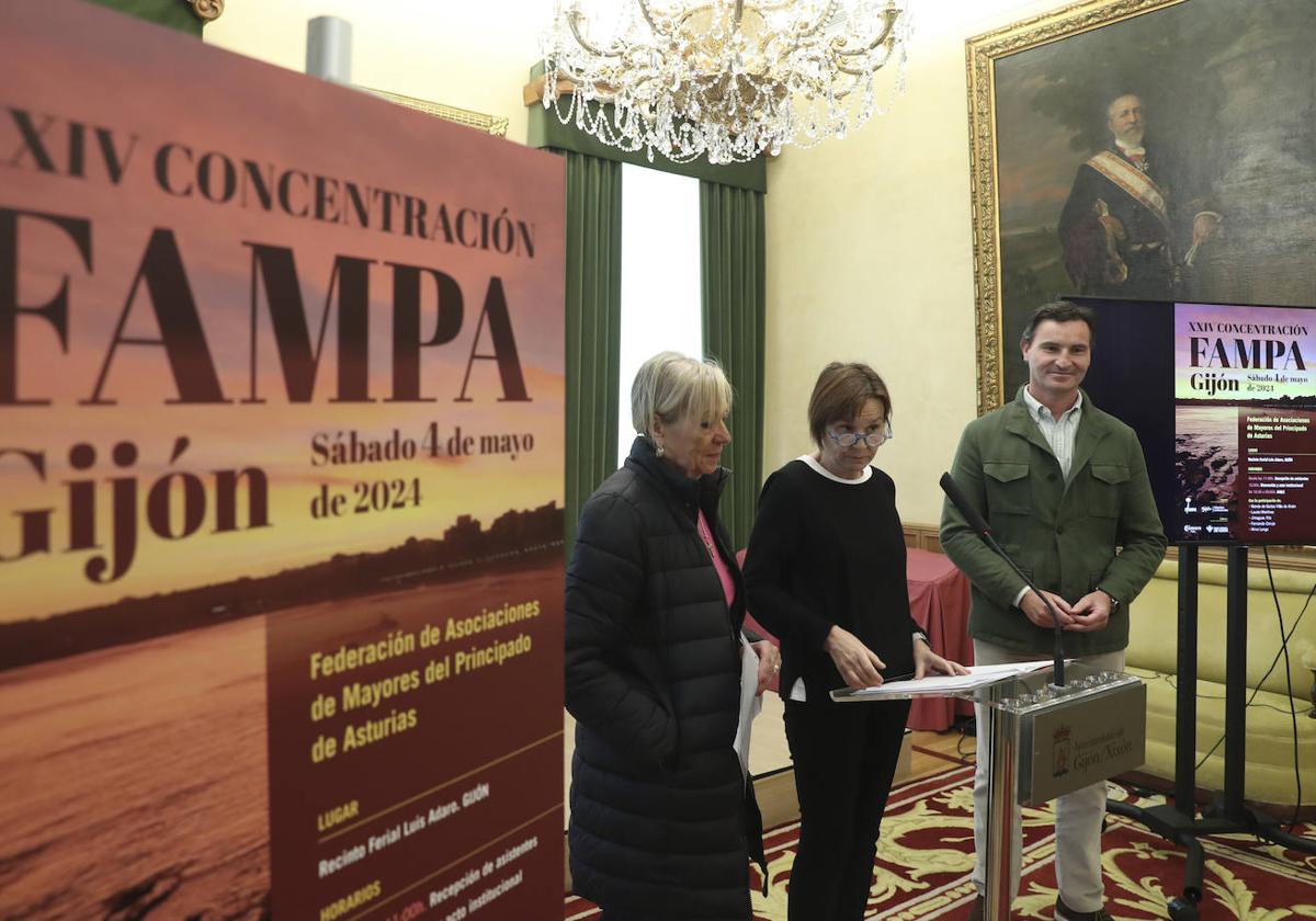 Dolores San Martín, presidenta de la Federación de Asociaciones de Mayores del Principado de Asturias (FAMPA); la Alcaldesa, Carmen Moriyón, y el concejal de Relaciones Institucionales, Jorge González-Palacios, en la presentación de la reunión anual de la FAMPA, que tendrá lugar el sábado 4 de mayo en el recinto ferial Luis Adaro.