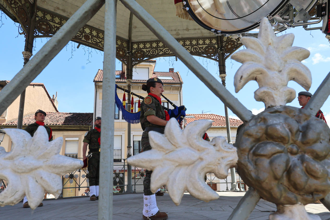 Gaitas, cornetas y tambores cierran las fiestas de Noreña