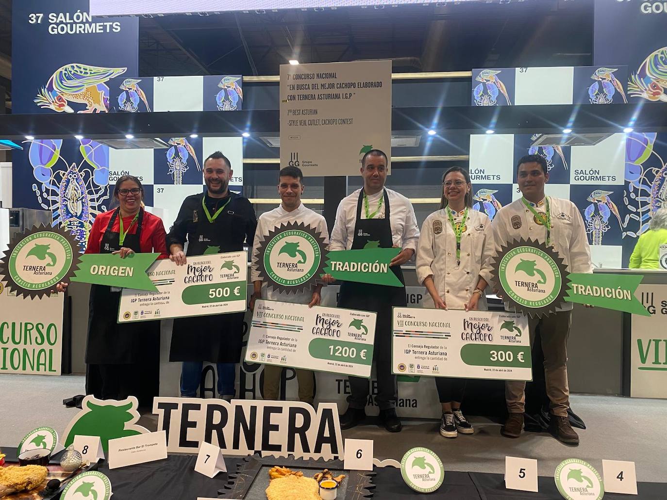 Los finalistas de la séptima edición del concurso de cachopos, en el escenario de Salón Gpurmets