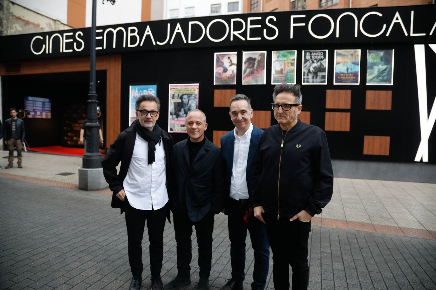 José Antonio Quirós, Javier Gutiérrez, Miguel Ángel Pérez y José Luis Cienfuegos, ayer, en la entrada de Cines Embajadores Foncalada.