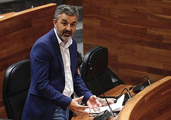 El consejero de Fomento, Alejandro Calvo, en el pleno de la Junta General del Principado