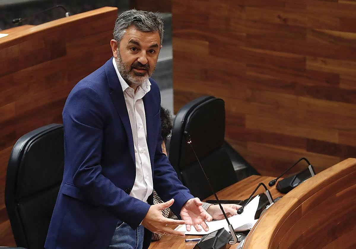 El consejero de Fomento, Alejandro Calvo, en el pleno de la Junta General del Principado