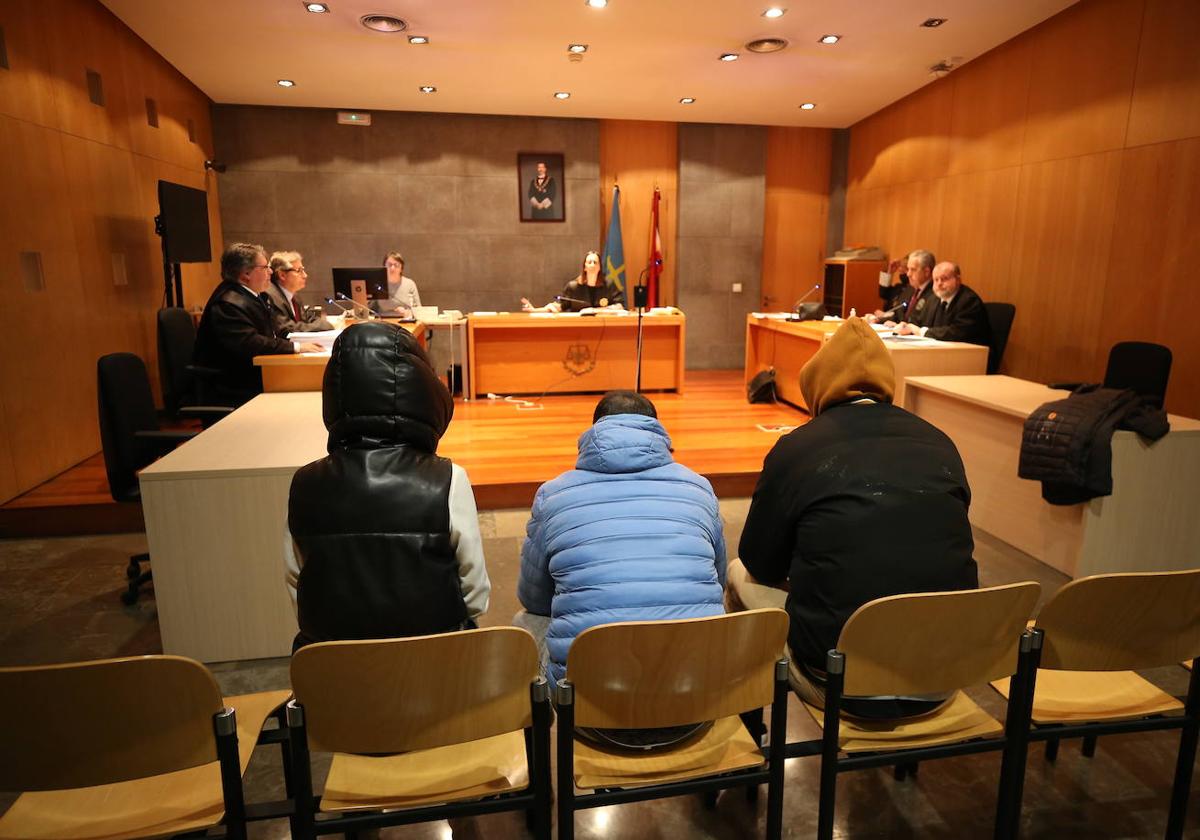 De espaldas, los tres acusados durante la celebración del juicio este martes.