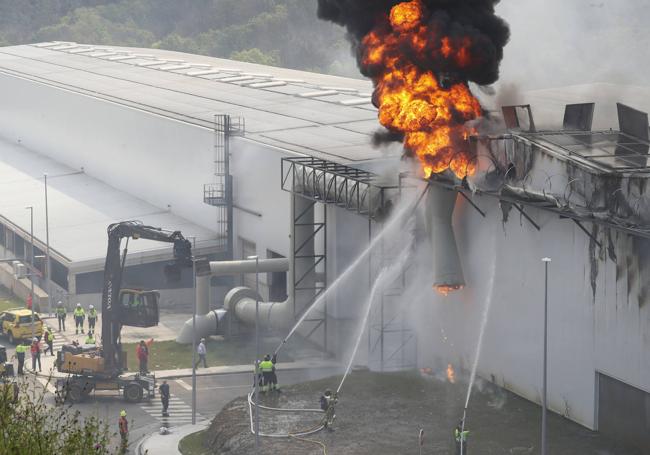 Alerta en Gijón por un espectacular incendio en Cogersa.