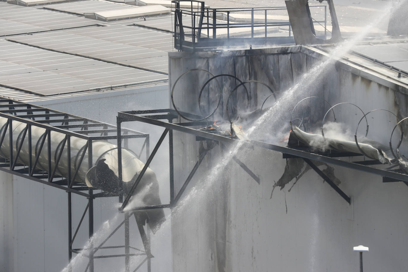 Alerta en Gijón por un espectacular incendio en Cogersa