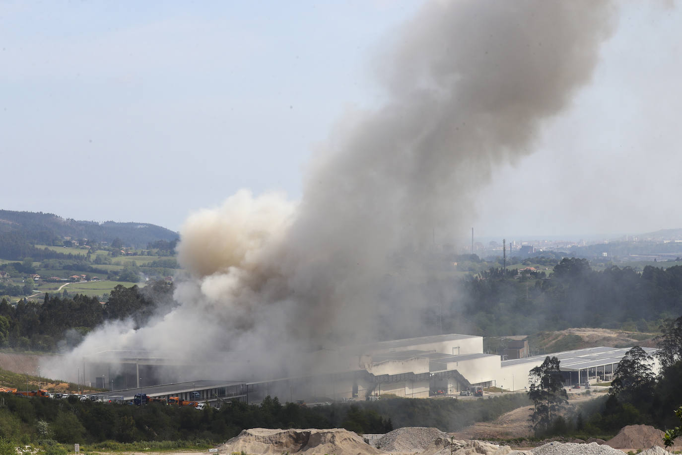 Alerta en Gijón por un espectacular incendio en Cogersa