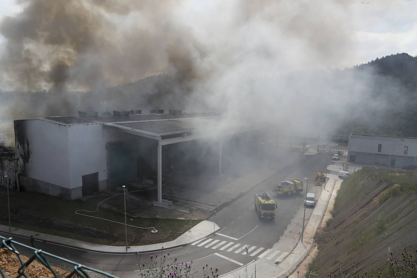 Alerta en Gijón por un espectacular incendio en Cogersa