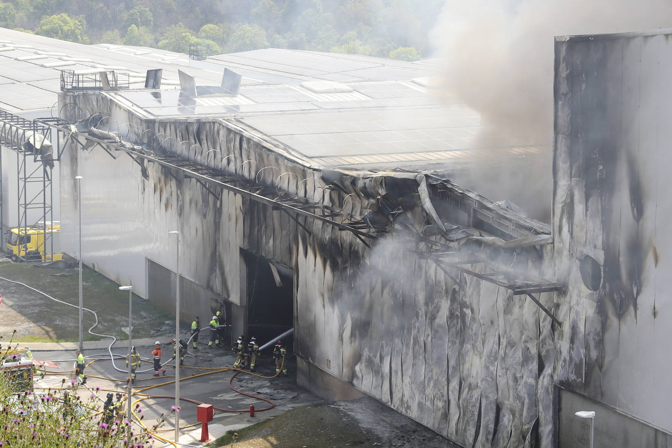 Alerta en Gijón por un espectacular incendio en Cogersa