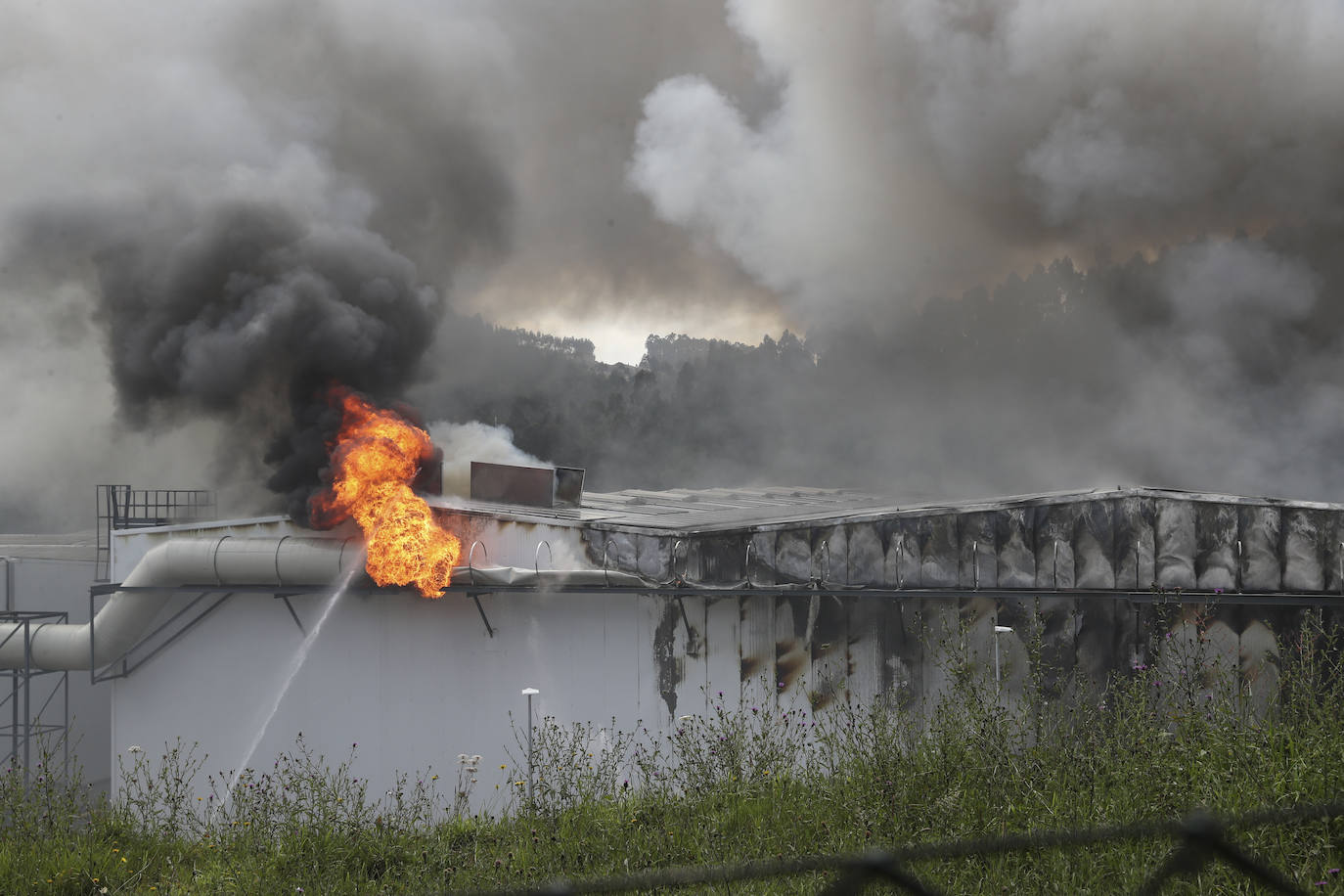 Alerta en Gijón por un espectacular incendio en Cogersa