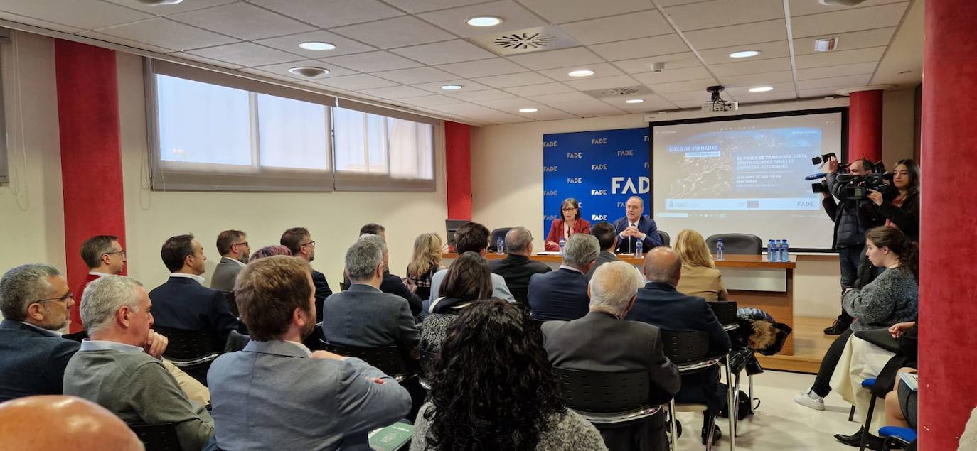 La consejera Nieves Roqueñí y el director general de Fade, Alberto González, en la inauguración de la jornada sobre el Fondo de Transición Justa.