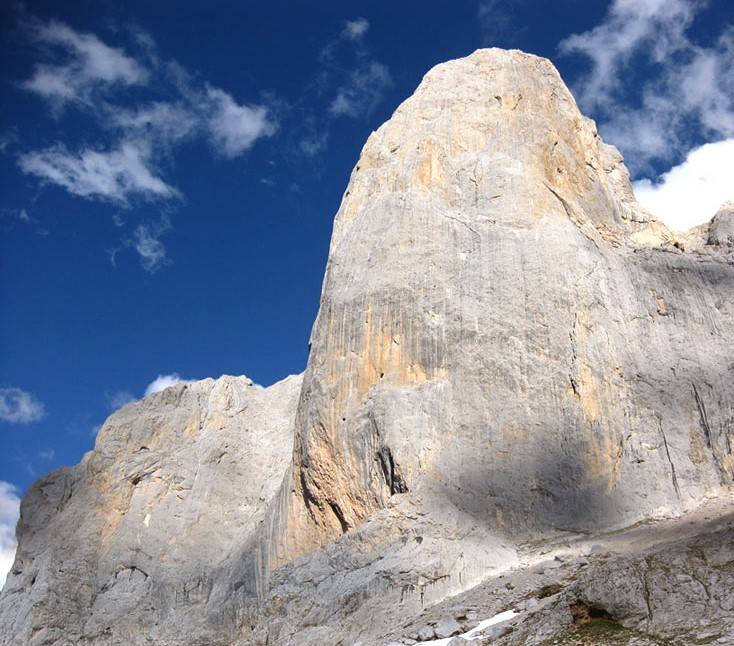 Cara oeste del picu Urriellu (Naranjo de Bulnes), por la que Tudela, Gallego, Lucas y Ortega subieron en pleno invierno, desafiando los fríos, la verticalidad y la lisura de la piedra en busca de una ascensión que parecía una quimera.