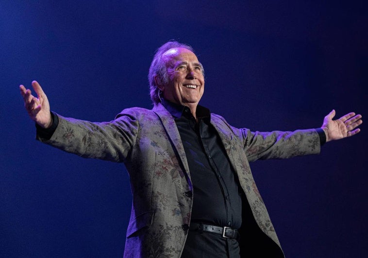 Joan Manuel Serrat, en su concierto en el Palau Sant Jordi en su gira de despedida en 2022.