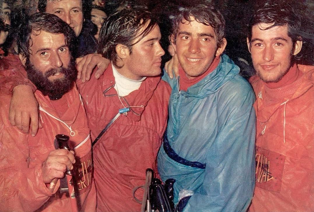 Pérez de Tudela, Gallego, Lucas y Ortega rodeados de una muchedumbre de personas a su llegada a Arenas de Cabrales en febrero de 1973.