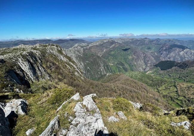 Preciosas y amplias vistas desde los altos y un estupendo camino de montaña son los aliños de esta ruta al pico Siella