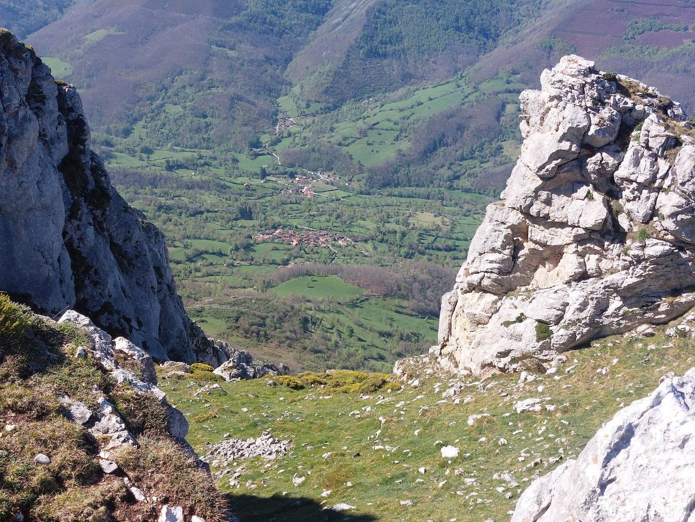 Imagen secundaria 1 - Canal de la Faya con Sobrevilla al fondo/ Fin de la canal de la Faya, junto a enorme jito de piedra/ Ojo de buey conocido como Boquerón del Cuetu Cantu