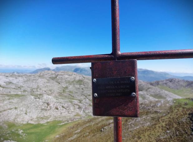 Cruz de cumbre en el pico la Siella