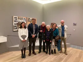 Sara Moro, Alfonso Palacio y la familia Le Bret durante el recorrido por la exposición.