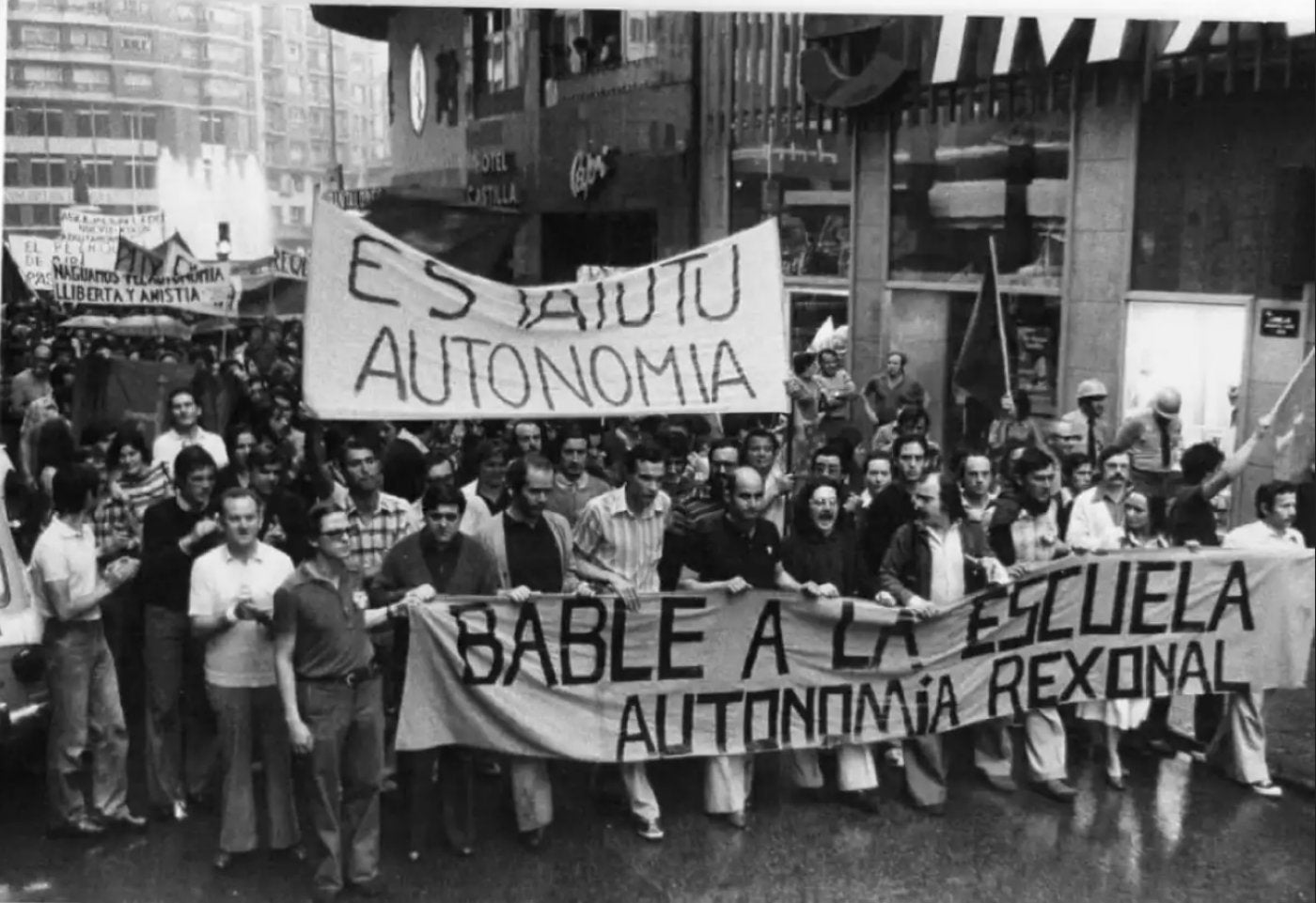 Manifestación en Xixón en 1976 pididendo bable nes escueles.