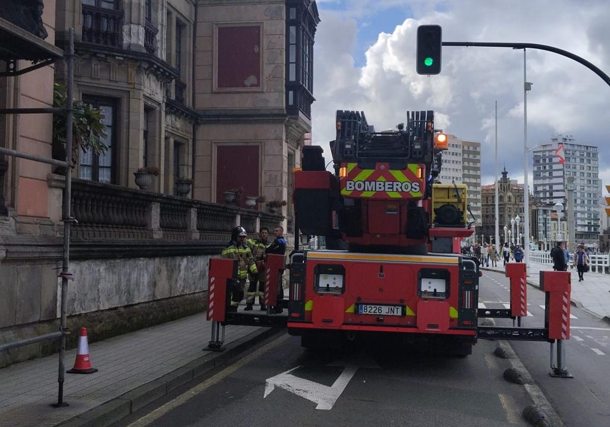 Los bomberos trabajando en la zona.