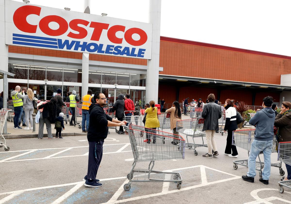 Colas en una de las tiendas de la multinacional Costco.