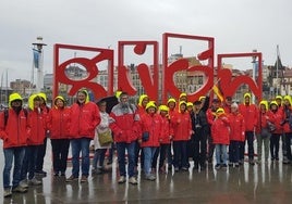 Gijón se llena de chubasqueros rojos y amarillos