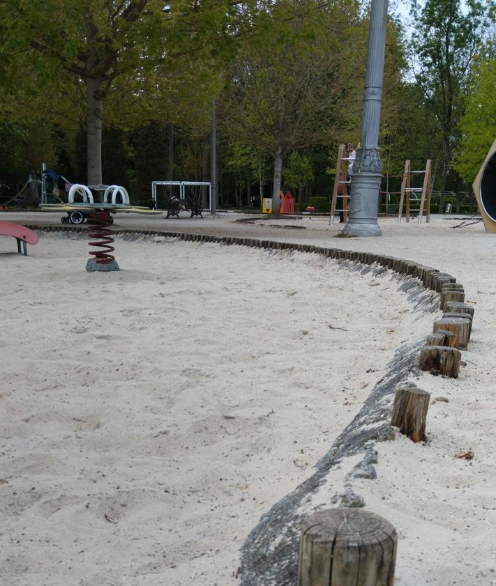 Imagen secundaria 2 - Arbolado encintado en el frente de Torcuato Fernández-Miranda. Instalación del Espicha Park, pendiente aún de su derribo. Reborde de piezas de madera que delimita las diferentes áreas de juegos infantiles que se sustituirá por bordillo de granito pulido y redondeado. 