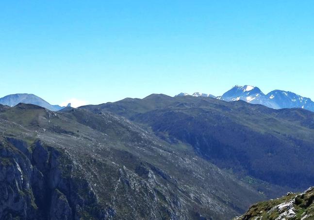 Mirando hacia Peña Rueda, los Fontanes y Ubiña desde la cima del pico Siella