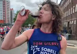 Tom Gilbey catando uno de los vinos durante la carrera.