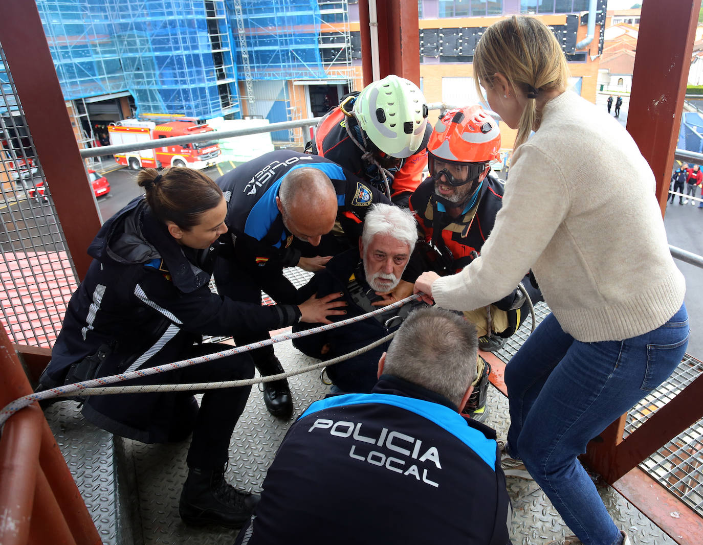 Así fue el realista simulacro para evitar un suicidio en Oviedo