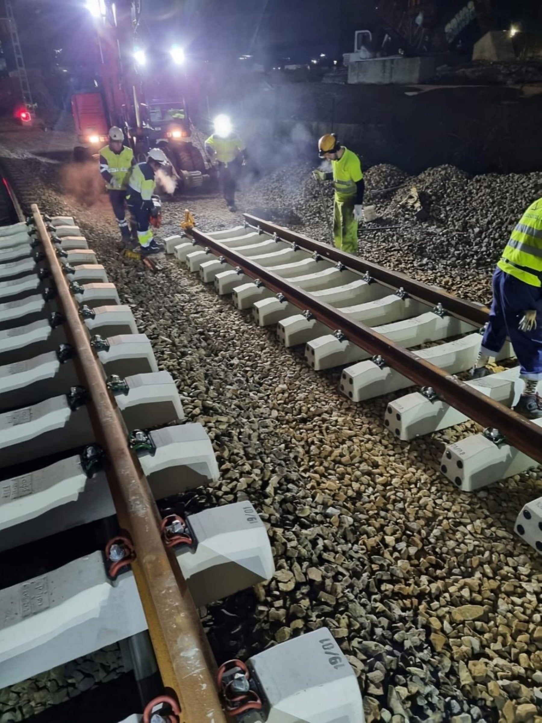 Operarios, en una intervención en la línea Gijón-Laviana.