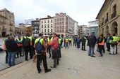 Un grupo de trabajadores de Saint-Gobain se concentró ayer en el Ayuntamiento.