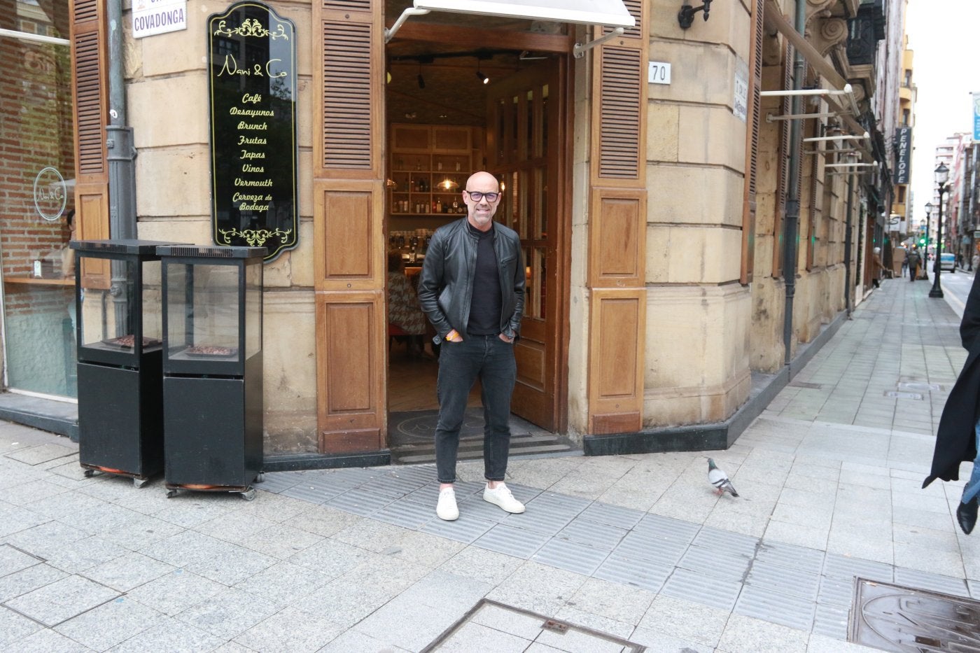 Álec López, en el local de Nani & Co, que cerrará hoy para dar paso al primer Starbucks de Gijón en la esquina entre las calles Covadonga y San Bernardo.